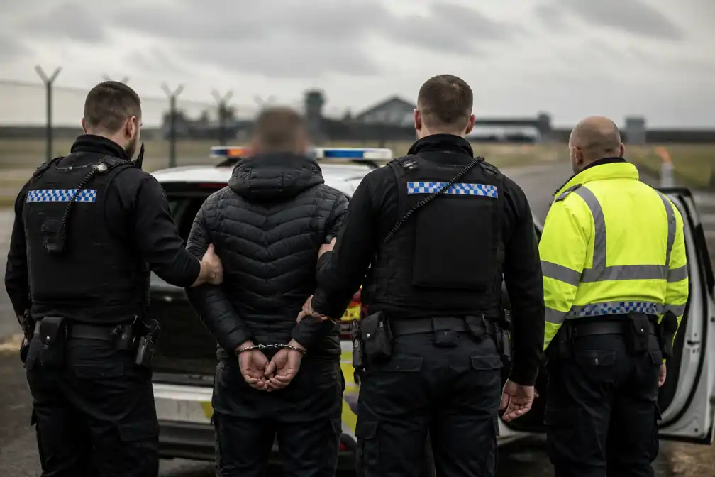 Een van vijf opgepakte mannen bij Britse luchtmachtbasis belde zelf noodnummer