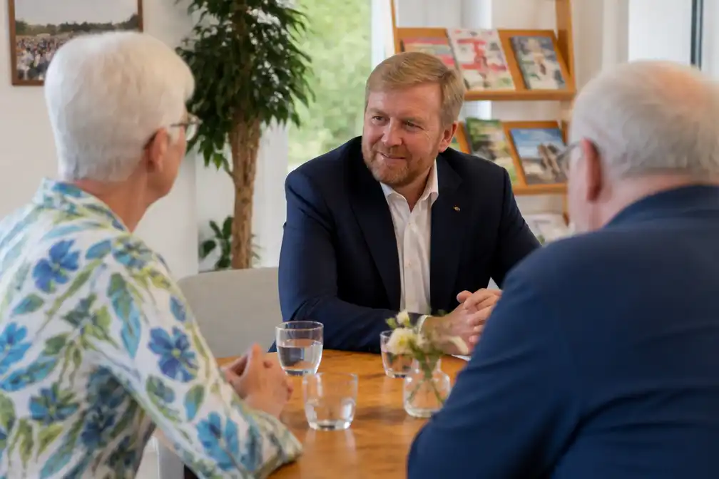 Koning Willem-Alexander bezoekt Stichting DemenTalent in Radio Kootwijk