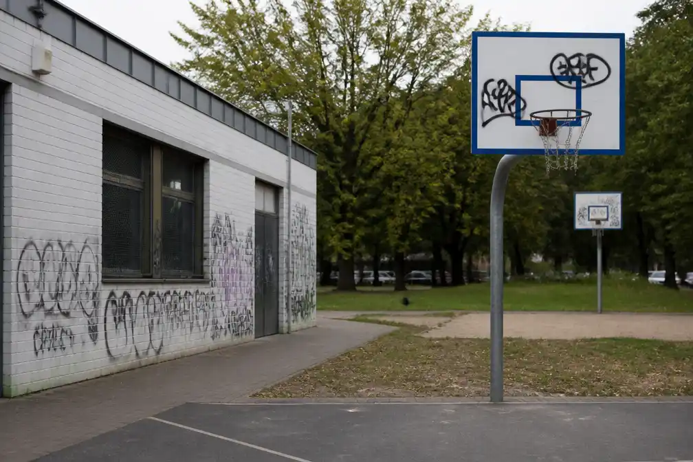 Graffiti bekladt jeugdhuis en basketbalborden in Keizerspark