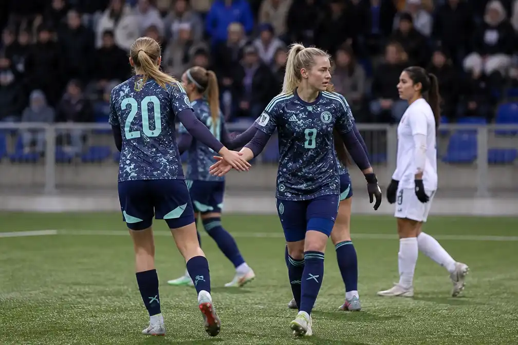 Ajax-vrouwen bereiken hoofdtoernooi Europa Cup ondanks nederlaag bij Aktobe