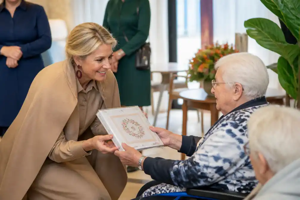 Koningin Máxima krijgt borduurpakket van bewoners zorgcentrum Urk