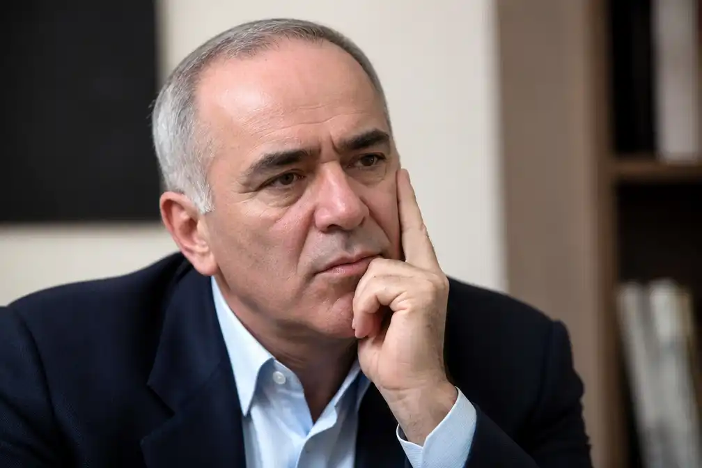 Kasparov zegt op Russische dodenlijst te staan na tip inlichtingendiensten