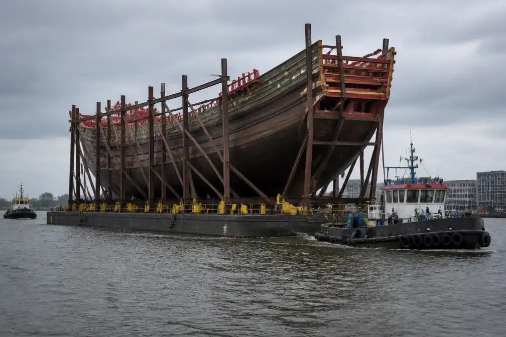 VOC-reconstructie Batavia verlaat Amsterdam over het IJ op ponton
