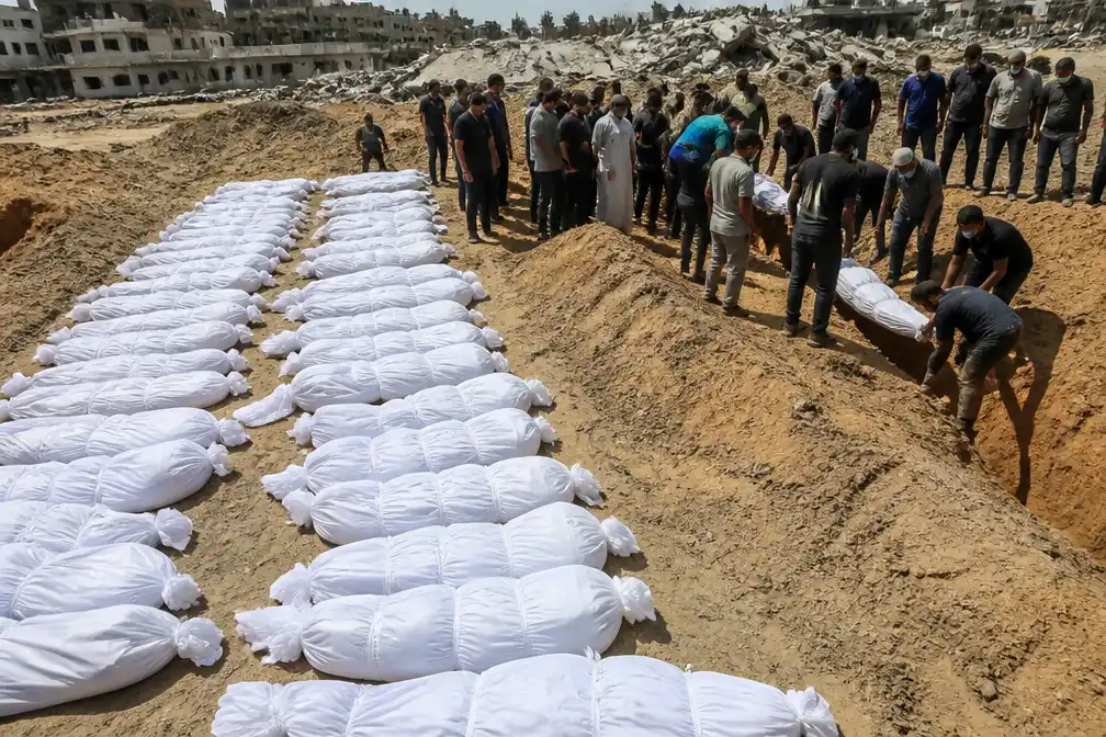 Gaza-Stad begint massabegrafenis van 105 doden uit 2023 na bombardement Al-Taj
