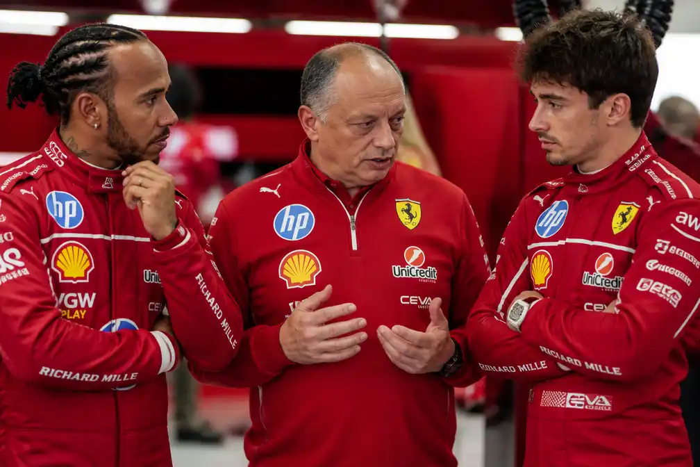 Hamilton en Leclerc steunen Ferrari-baas Vasseur na belangstelling Horner