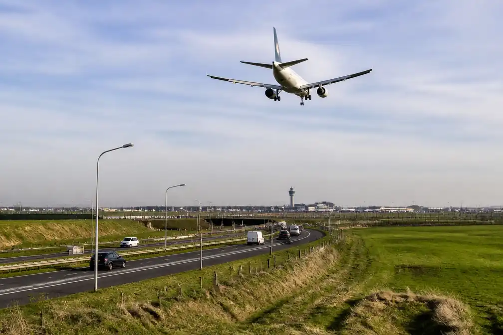 Vliegtuigen vliegen hoger en dalen steiler boven Brussel tegen vlieglawaai