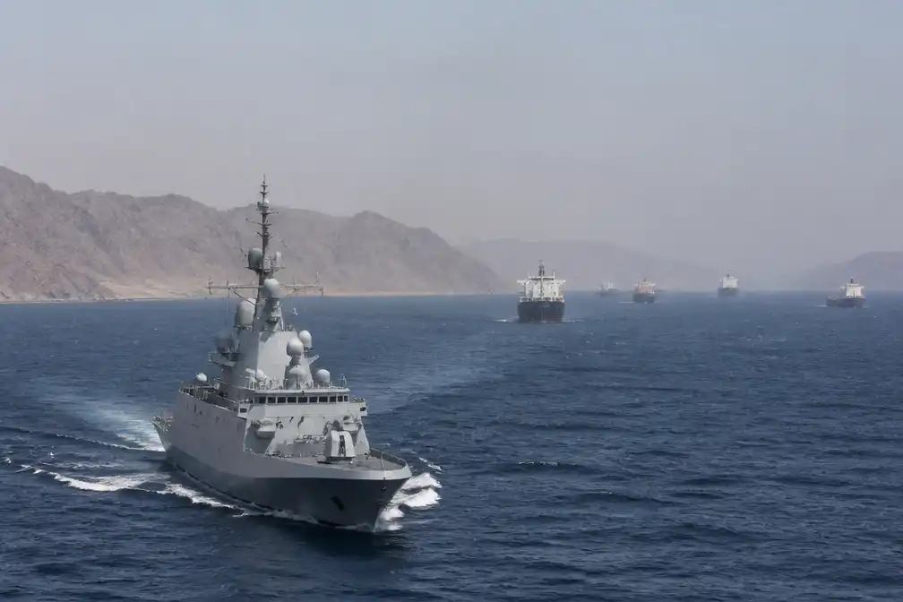 Frans marineschip begeleidt circa tien schepen door zeestraat Bab al-Mandeb
