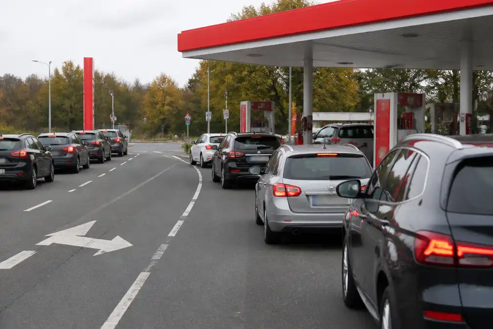 Duitse brandstof 17 cent per liter goedkoper na belastingkorting, Nederlanders tanken weer over de grens