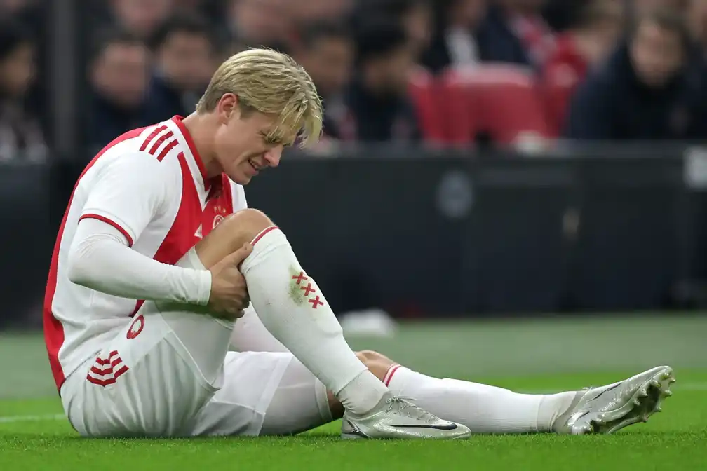 Ajax vreest ernstige knieblessure voor spits Kasper Dolberg