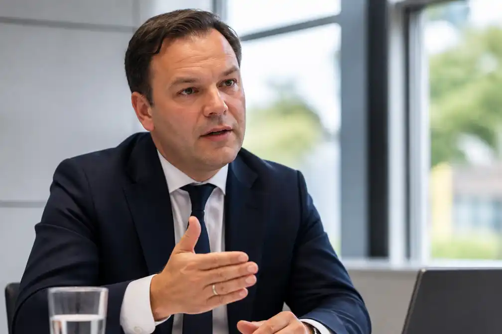 Minister Aartsen roept werkgevers op personeel niet te dwingen naar werk te komen bij hitte