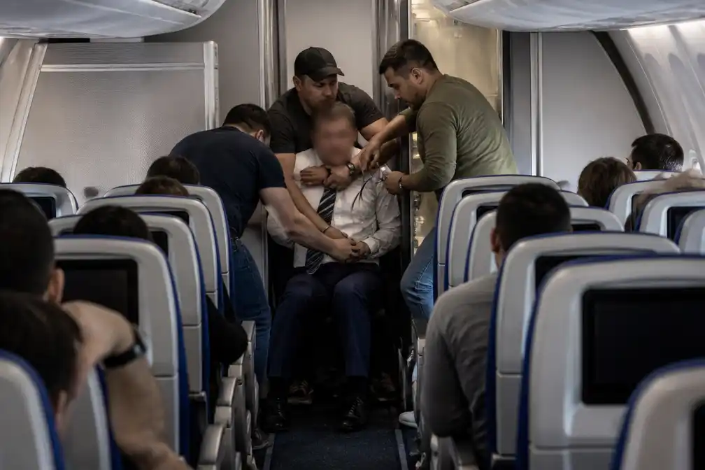 Passagiers overmeesteren Flydubai-copiloot met koptelefoonkabels na cockpitgevecht