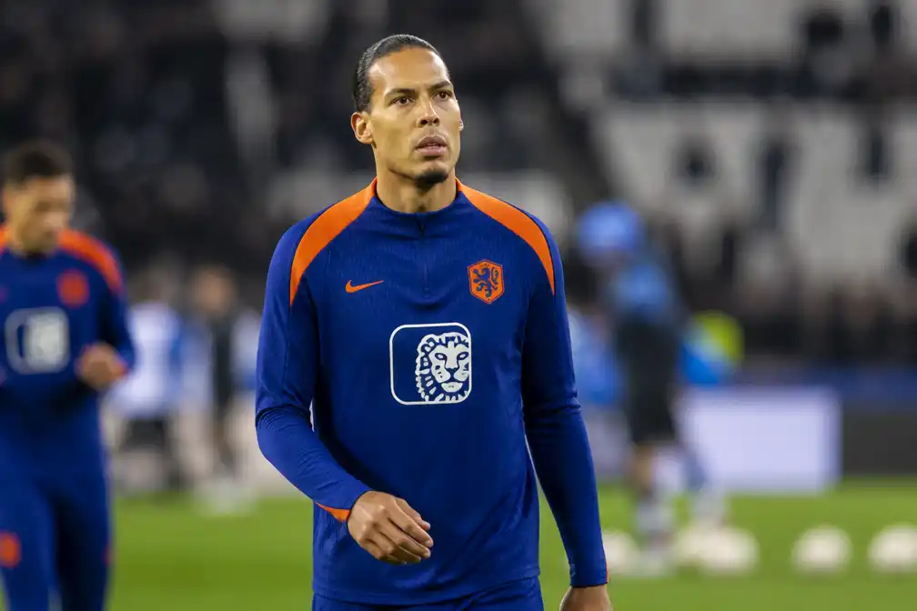 Van Dijk begint tegen Griekenland aan zijn 99e interland voor Oranje