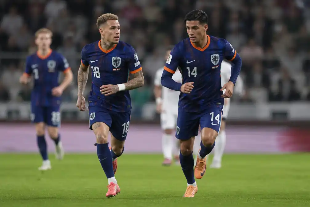 Nederland speelt 2-2 bij Griekenland; invallers Lang en Reijnders scoren het best