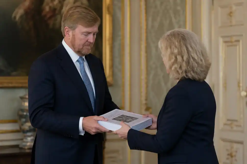 Koning Willem-Alexander ontvangt resultaten onderzoek naar koloniaal verleden Oranjes