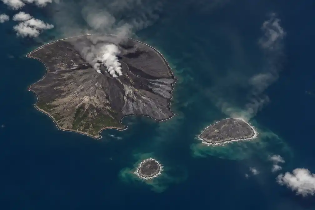 Twee nieuwe eilanden ontstaan bij Indonesische vulkaan Anak Krakatau