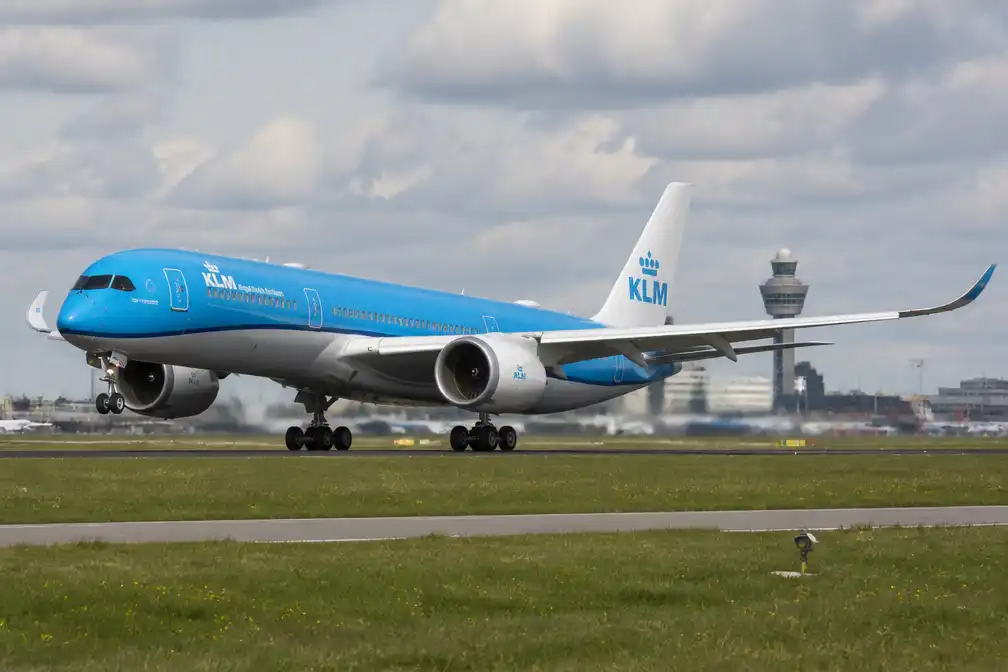 Eerste Airbus A350-900 van KLM landt op Schiphol