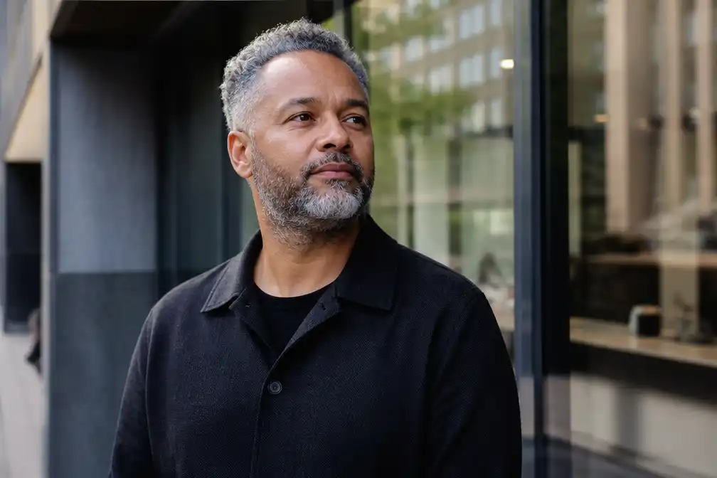 Mitchell Esajas levert koninklijk lintje in na onderzoek Oranje-Nassau