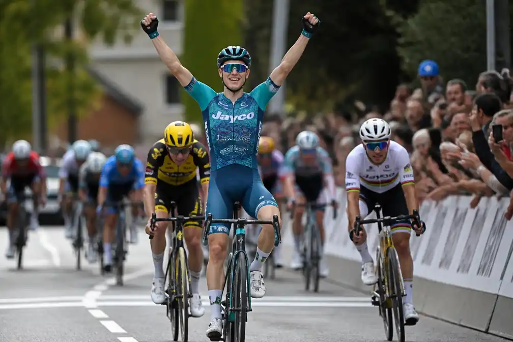 Davide Piganzoli wint Ronde van Emilia, McNulty tiende in eerste koers in regenboogtrui
