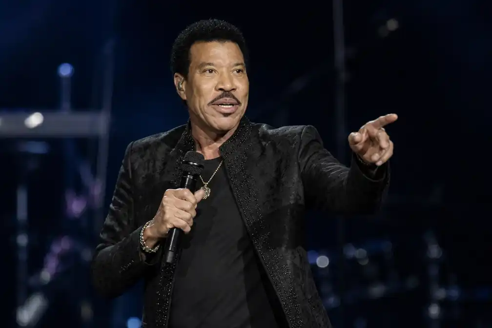 Lionel Richie stelt twee concerten uit na onwelwording op podium