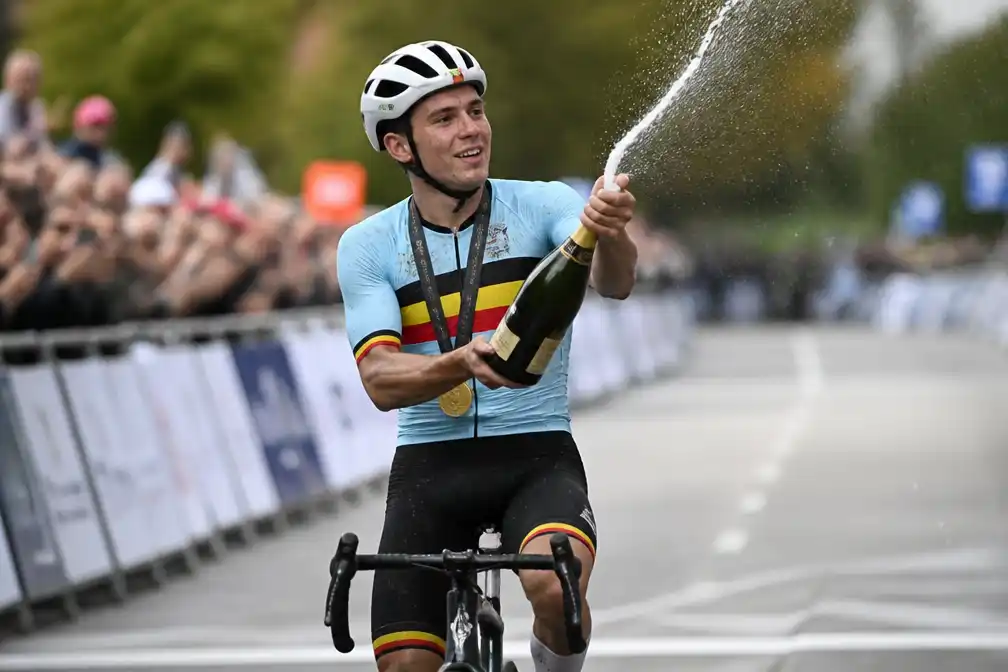 Evenepoel kroont zich in Slovenië tot Europees kampioen op de weg na val
