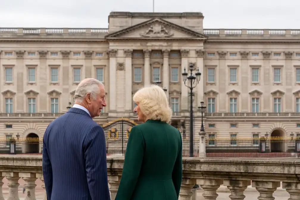 Koning Charles breekt met traditie: niet wonen in Buckingham Palace