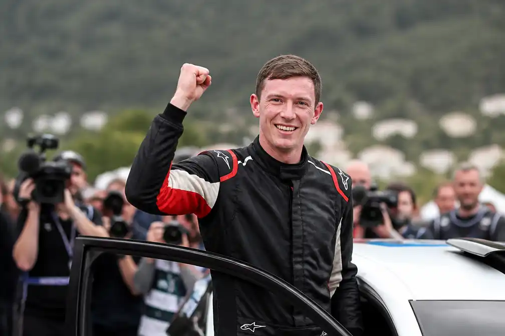 Evans pakt eerste WRC-titel na crash Solberg vlak voor finish