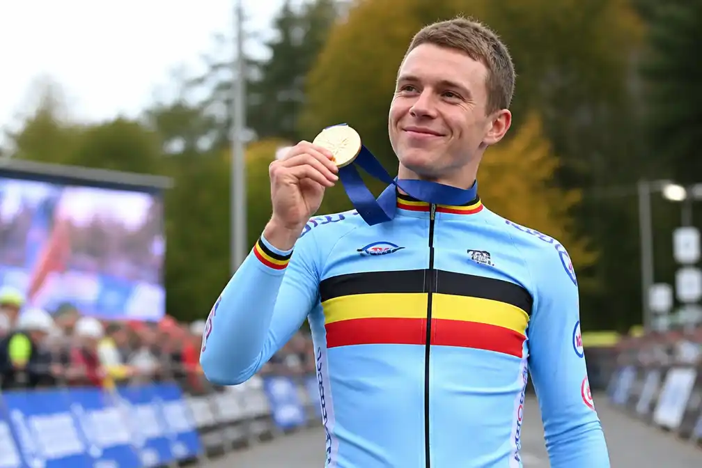 Belgische koning feliciteert Remco Evenepoel met Europese titel op de weg