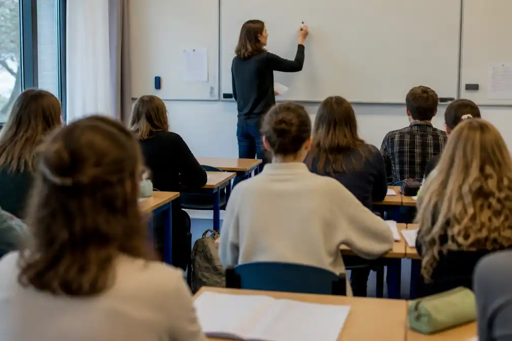 Twee derde van bevraagd onderwijspersoneel zou opnieuw voor onderwijs kiezen, met voorwaarden