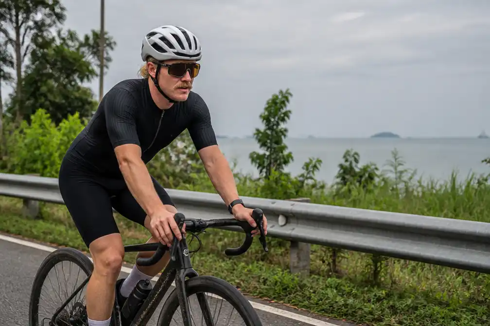 Bottas fietst ruim 300 kilometer van Maleisië naar Singapore voor volgende race