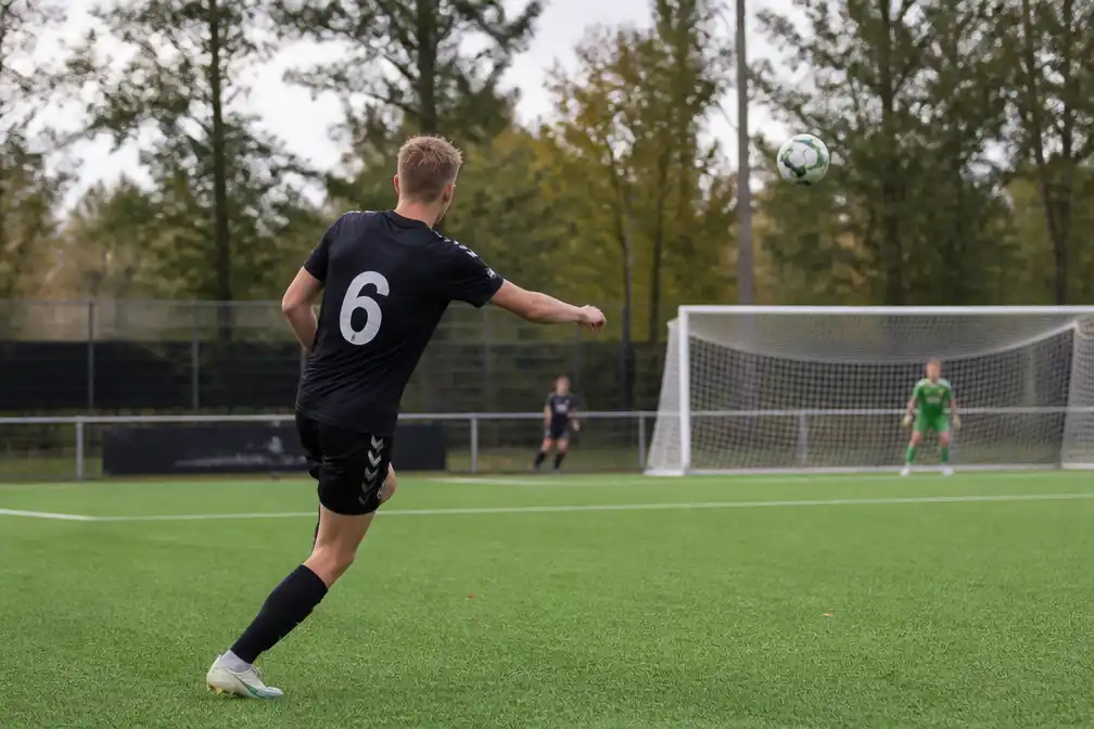 Best Vooruit Onder 23-speler Loek Beekx scoort vanaf 60 meter