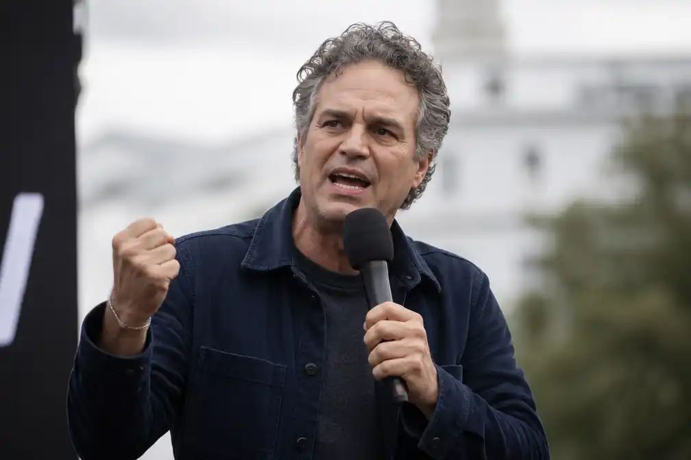 Mark Ruffalo haalt uit naar Trump bij Hands Off Our Vote-evenement