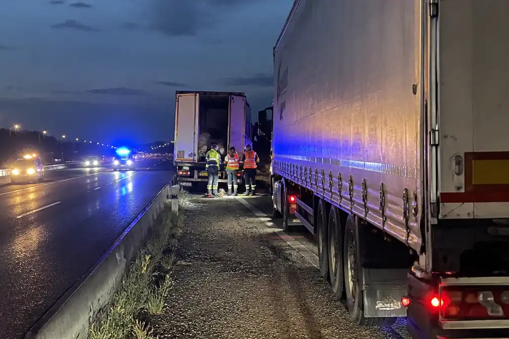 Truckchauffeur sterft op pechstrook E313 in Geel bij het helpen van collega