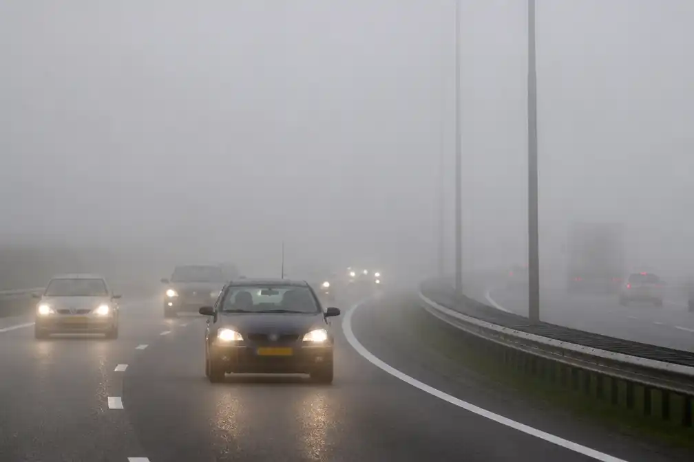 KNMI waarschuwt voor dichte mist: code geel in drie provincies tot 10.00 uur