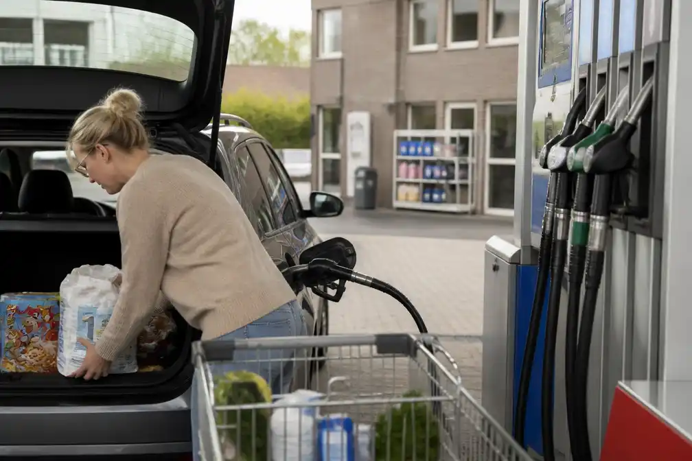 Nederlanders steken grens over voor brandstof en verboden Kabouter Plop-koek