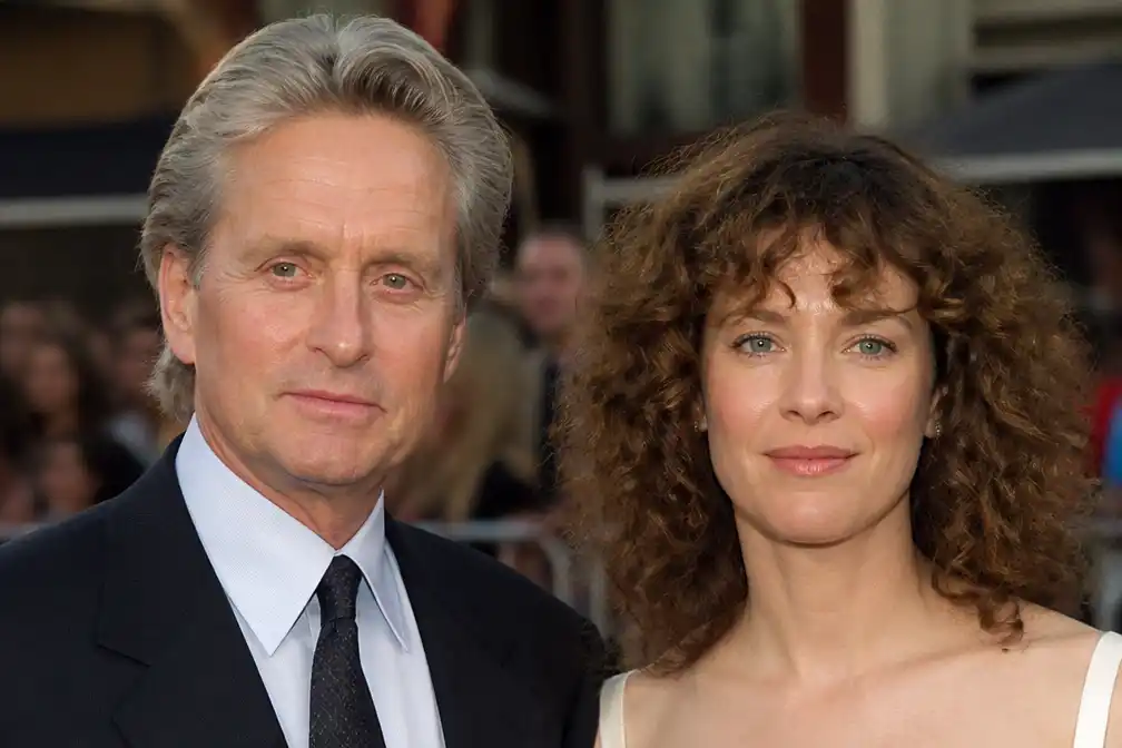 Michael Douglas claimt in biografie dat Debra Winger hem heeft gebeten