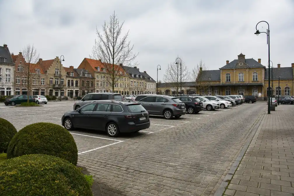 Statieplaats in Veurne wordt onthard: vijftig extra parkeerplaatsen op stationsparking Rodestraat