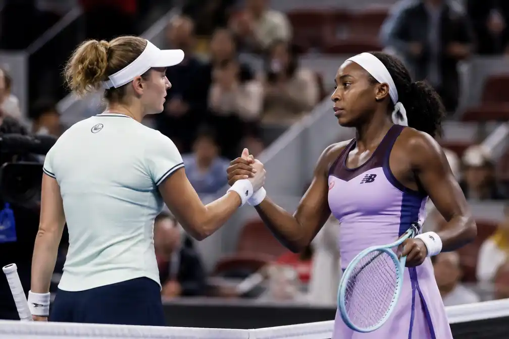 Elise Mertens verslaat Coco Gauff in Peking en draagt zege op aan coach en partner