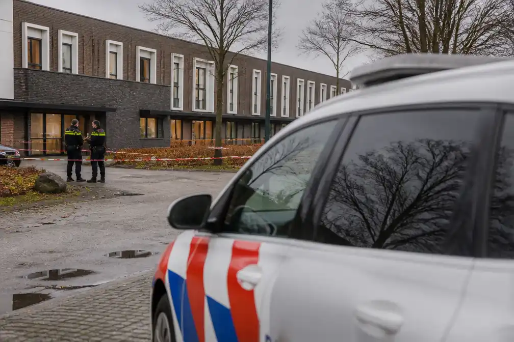 Beschoten op azc in Albergen, mogelijk vanuit rijdende auto