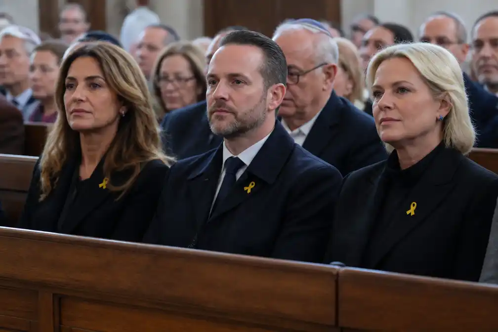 Nederlandse ministers bij 7 oktober-herdenking in Amsterdamse synagoge