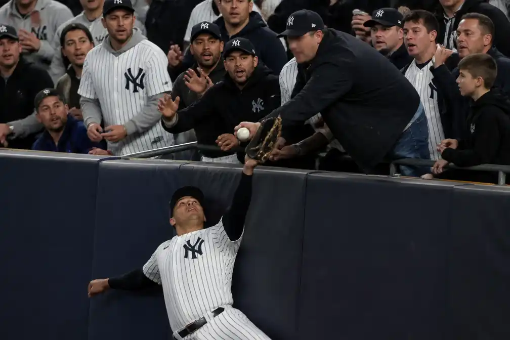 Yankees uitgeschakeld in MLB-play-offs na ingreep van eigen fan bij vangbal