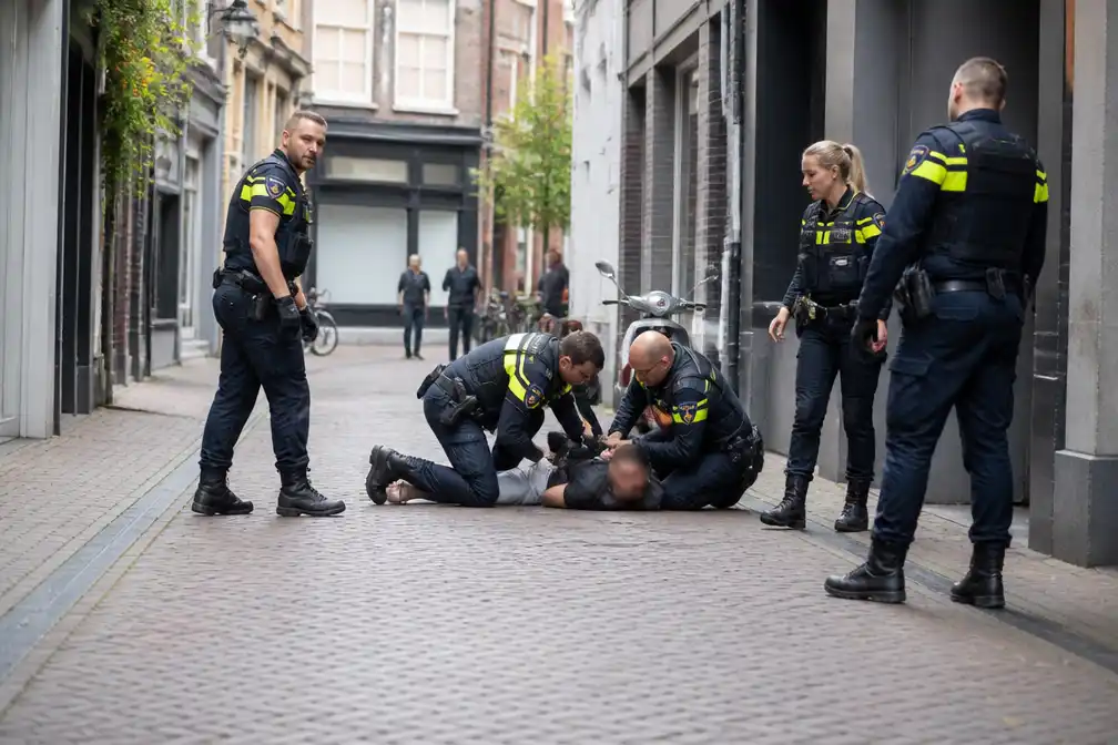 Politie gebruikt stroomstootwapen bij grote vechtpartij in centrum Groningen