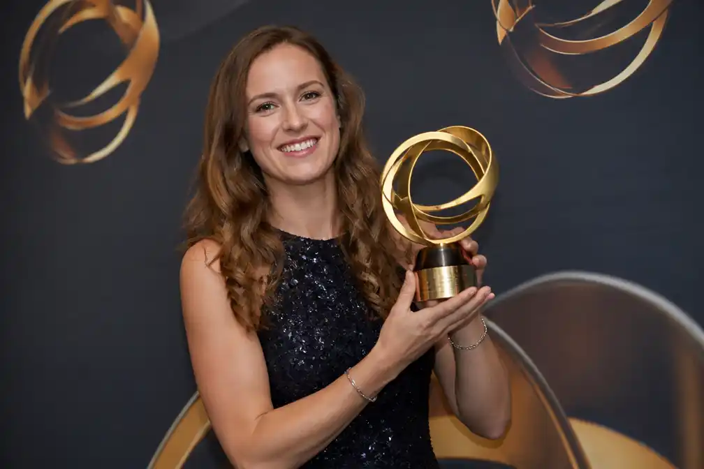 Esra de Ruiter wint Televizier-Ring Jeugd maar valt op podium; huisarts vreest gebroken voet