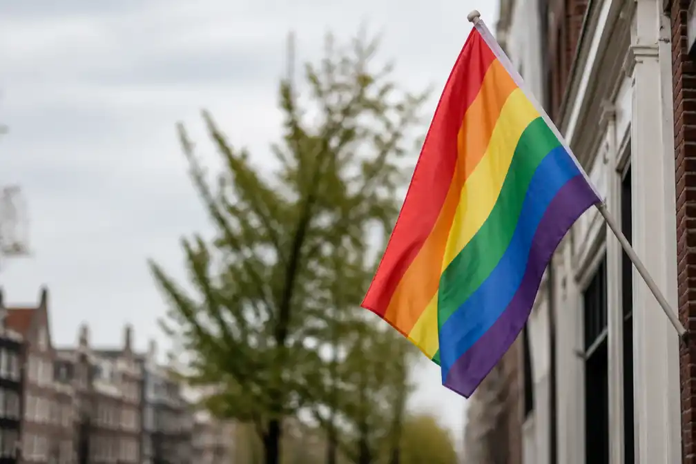 Column Özcan Akyol: regenboogvlaggen werken niet