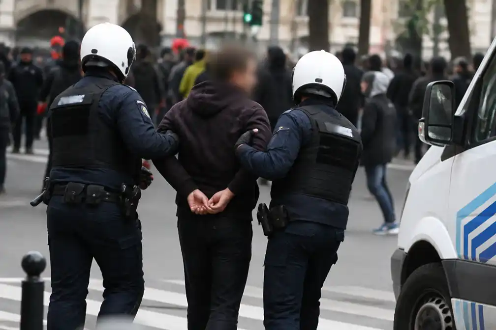 Meer dan honderd aanhoudingen bij protesten tegen bezuinigingen in Brussel