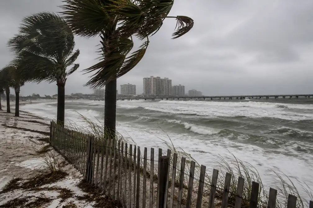 Orkaan Isaias komt aan land bij Destin in Florida als categorie 2-orkaan