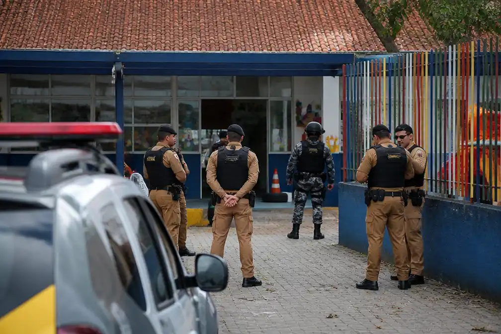 Politie schiet gijzelnemer dood die dertien kleuters vasthield in Curitiba