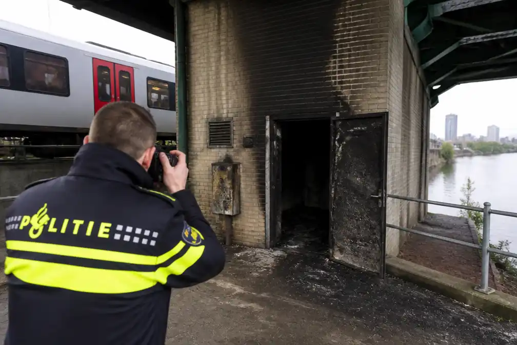 Politie Rotterdam onderzoekt brandstichting bij spoorbrug; sabotage of kattenkwaad
