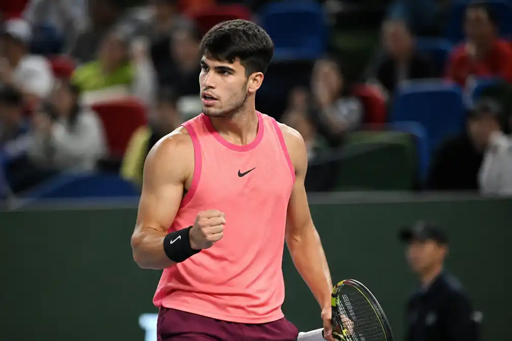 Alcaraz verslaat Cerúndolo in straight sets en bereikt derde ronde in Shanghai