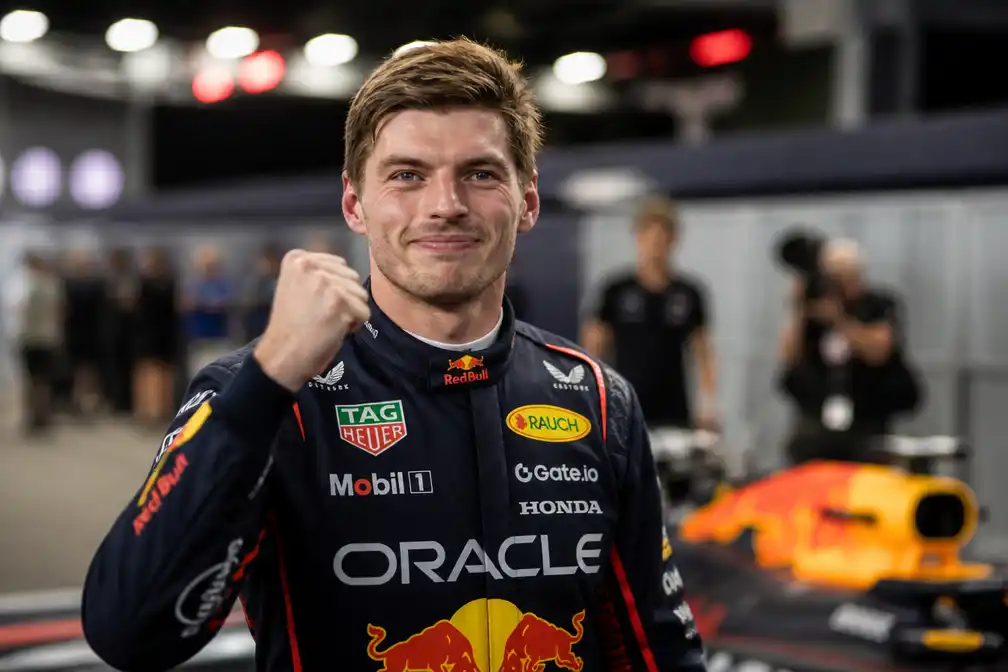 Verstappen pakt vijftigste poleposition uit carrière in Singapore