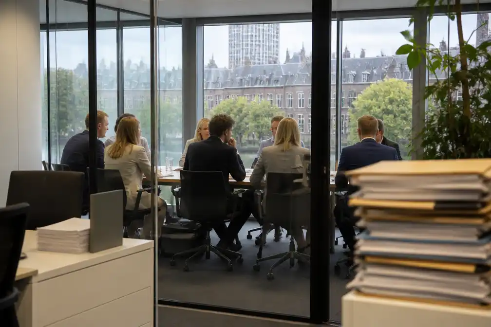 Kabinet wil miljarden bezuinigen op ambtenaren, maar buiten Den Haag zijn er juist meer nodig